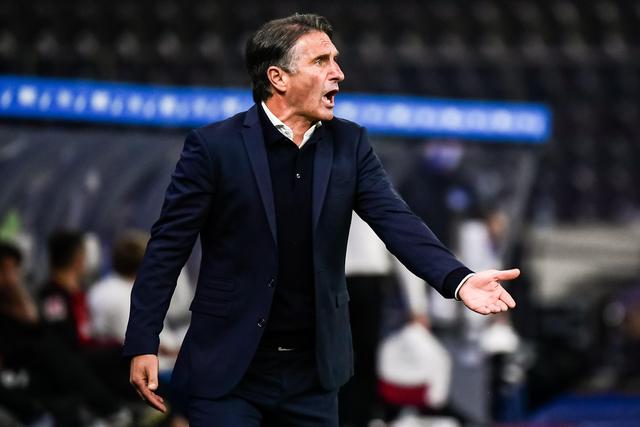 杨鸣愤怒冲进场内大骂裁判 连吃两T被驱逐出场